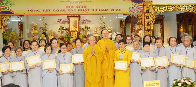 Trao chứng chỉ Hội thi Giáo lý Phật tử Trao chứng chỉ Hội thi Giáo lý Phật tử