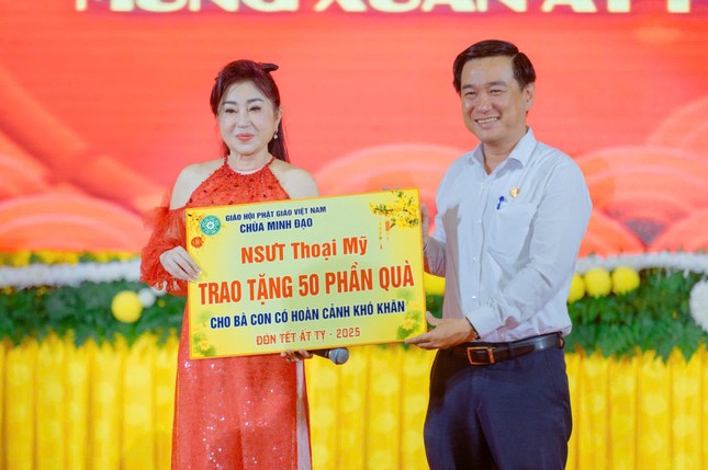 Ông Huỳnh Gia Giang, Chủ tịch UBMTTQVN Q.3 đón nhận những phần quà Tết tặng bà con khó khăn của NSƯT Thoại Mỹ trong chương trình văn nghệ