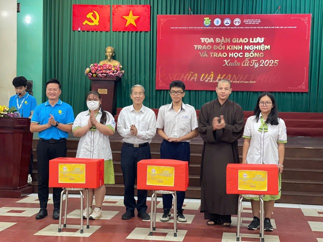 Trao học bổng đến các em học sinh