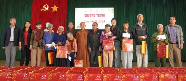 Những phần quà Tết được trao tặng đến người dân khó khăn tại tỉnh Đắk Nông là sự chung tay của quỹ Thiện Tâm, chùa Pháp Hoa và quý mạnh thường quân