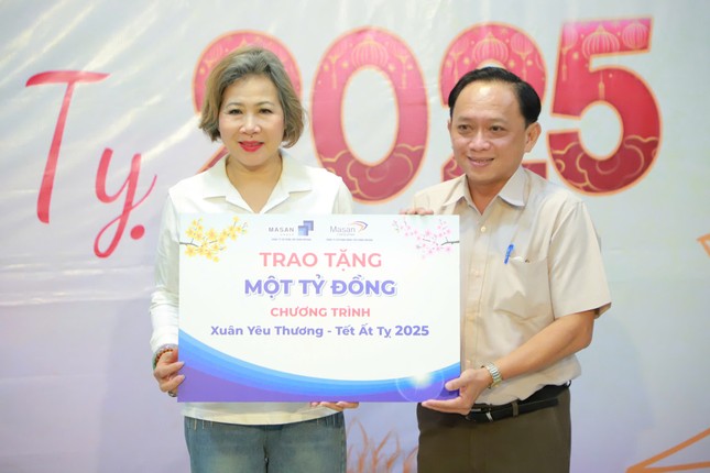 Ông Nguyễn Ngọc Châu, Phó Chủ tịch Ủy ban MTTQVN Q.3 nhận bảng tượng trưng từ đại diện tập đoàn Masan