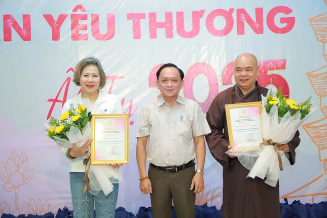 Đại diện Ủy ban MTTQVN Q.3 trao thư cảm ơn đến Ban Kinh tế -Tài chính T.Ư và tập đoàn Masan