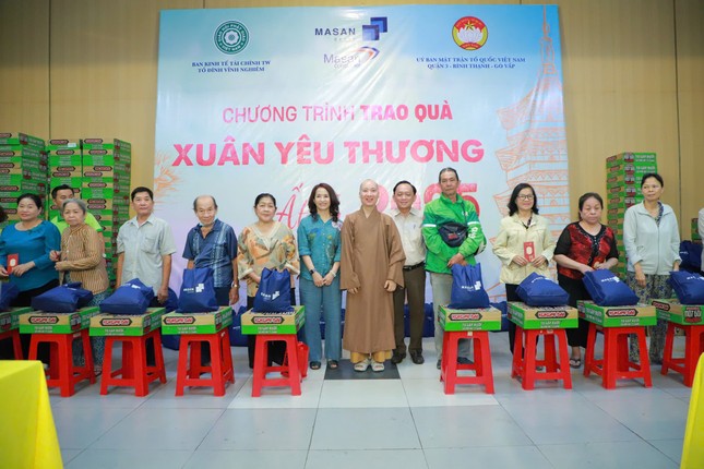 Mỗi phần quà gồm 500 ngàn tiền mặt và các loại nhu yếu phẩm