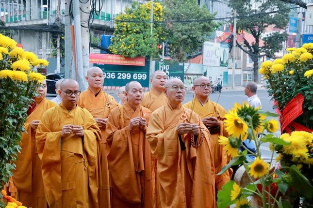 Chư tôn đức dâng hương tưởng niệm Chư tôn đức dâng hương tưởng niệm