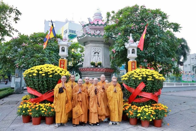 Lưu niệm trước bảo tháp tưởng niệm Lưu niệm trước bảo tháp tưởng niệm