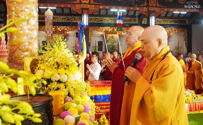 Dâng hương lễ Phật