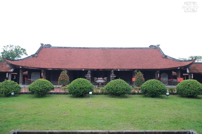 Bên ngoài chánh điện chùa Keo