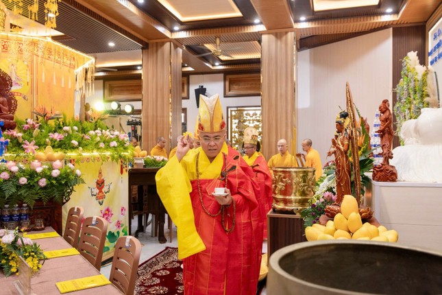 Thượng tọa Thích Quảng Hiền cử hành nghi thức sái tịnh Thượng tọa Thích Quảng Hiền cử hành nghi thức sái tịnh