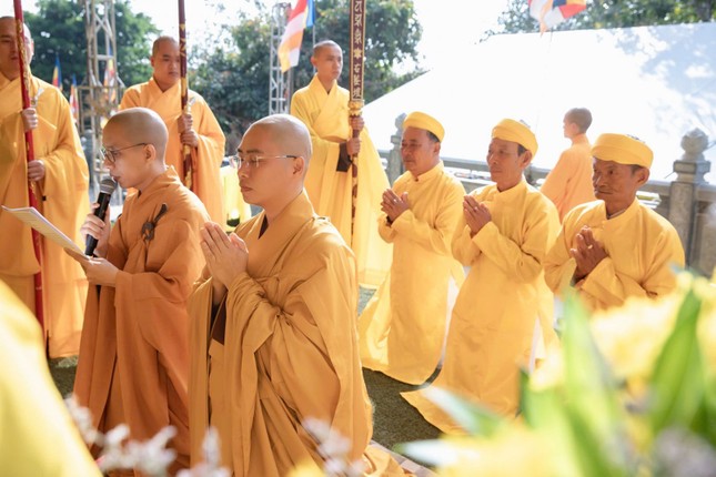 Đại đức Thích Chúc Tấn, Trưởng ban Kinh tế - Tài chính Phật giáo tỉnh, trụ trì chùa Phước Quang hiệp cùng quý Phật tử tại đạo tràng phát tâm tổ chức Đại đức Thích Chúc Tấn, Trưởng ban Kinh tế - Tài chính Phật giáo tỉnh, trụ trì chùa Phước Quang hiệp cùng quý Phật tử tại đạo tràng phát tâm tổ chức