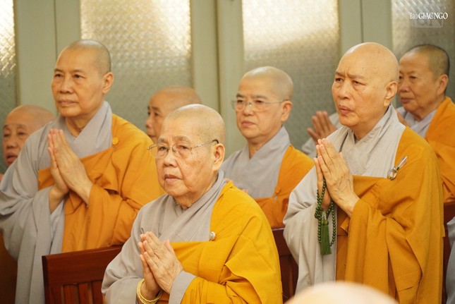 Ni trưởng Thích nữ Từ Nhẫn, Phó trưởng Phân ban Ni giới T.Ư, Trưởng Phân ban Ni giới TP.HCM cùng chư Ni trong khóa lễ tưởng niệm Ni trưởng Thích nữ Từ Nhẫn, Phó trưởng Phân ban Ni giới T.Ư, Trưởng Phân ban Ni giới TP.HCM cùng chư Ni trong khóa lễ tưởng niệm