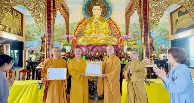 Đoàn Ban Hướng dẫn Phật tử TP.HCM tặng quà lưu niệm Đoàn Ban Hướng dẫn Phật tử TP.HCM tặng quà lưu niệm