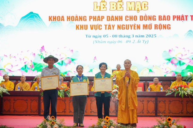 Thượng tọa Thích Minh Thuận, Phó Trưởng ban Hoằng pháp T.Ư, Trưởng Phân ban Hoằng pháp đồng bào dân tộc thiểu số trao Bằng công đức đến đại diện các tỉnh