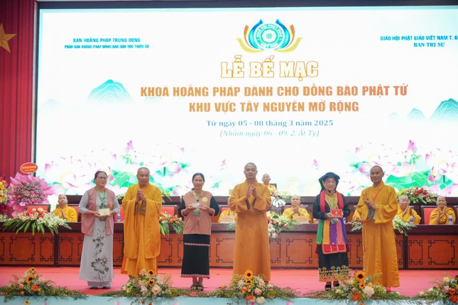 Chư tôn đức trao Giấy chứng nhận tham dự khóa hoằng pháp đến Phật tử