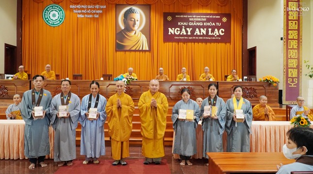 Thượng tọa Thích Thiện Quý, Phó ban kiêm Chánh Thư ký Ban Trị sự GHPGVN TP.HCM; Thượng tọa Thích Trung Nguyện, Phó Thư ký, Chánh Văn phòng Ban Trị sự GHPGVN TP.HCM trao quà của Ban Thường trực Ban Trị sự GHPGVN TP.HCM đến Phật tử tham dự khóa tu Thượng tọa Thích Thiện Quý, Phó ban kiêm Chánh Thư ký Ban Trị sự GHPGVN TP.HCM; Thượng tọa Thích Trung Nguyện, Phó Thư ký, Chánh Văn phòng Ban Trị sự GHPGVN TP.HCM trao quà của Ban Thường trực Ban Trị sự GHPGVN TP.HCM đến Phật tử tham dự khóa tu