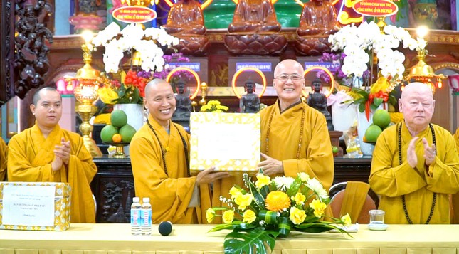 Hòa thượng Thích Chơn Không cúng dường tịnh vật đến đạo tràng tổ đình Vạn Thọ