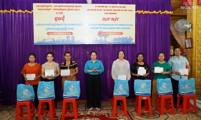 Bà Trương Thị Thu Vân, Ủy viên Ban Chấp hành, Phó Trưởng ban Tổ chức kiểm tra Hội Liên hiệp Phụ nữ TP.HCM tặng quà của Hội đến bà con Khmer Bà Trương Thị Thu Vân, Ủy viên Ban Chấp hành, Phó Trưởng ban Tổ chức kiểm tra Hội Liên hiệp Phụ nữ TP.HCM tặng quà của Hội đến bà con Khmer