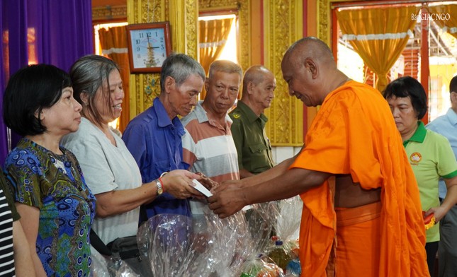 Hòa thượng Danh Lung tặng quà đến bà con Khmer trên địa bàn Q.3 Hòa thượng Danh Lung tặng quà đến bà con Khmer trên địa bàn Q.3