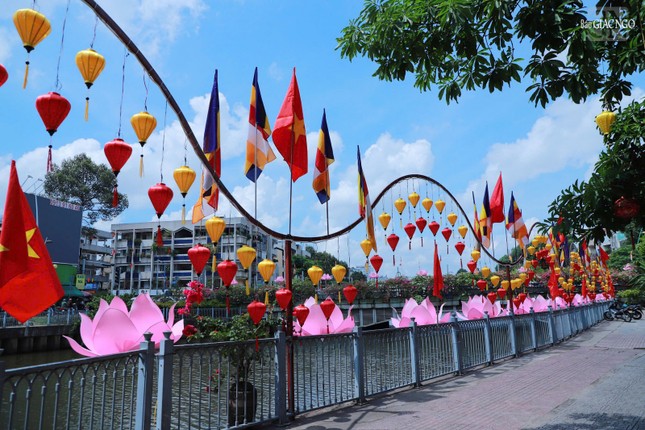 Lồng đèn, hoa sen, cờ được thiết trí dọc theo bờ kênh Nhiêu Lộc