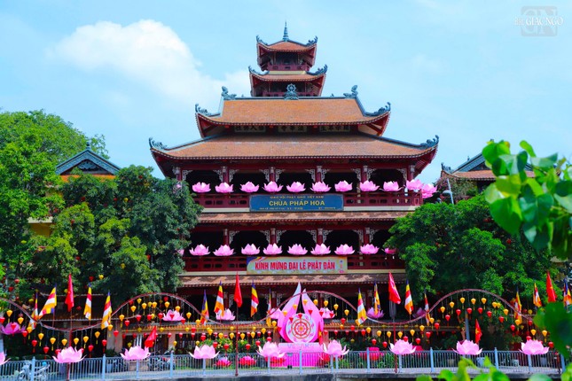 Tháng 4 về rực rỡ tại ngôi chùa bên dòng kênh Nhiêu Lộc