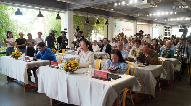 Đại diện lãnh đạo, văn nghệ sĩ tham dự