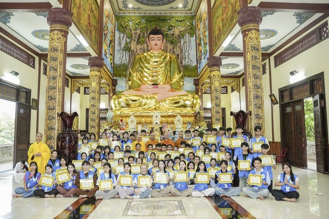 Gần 100 tu sinh quy y Tam bảo