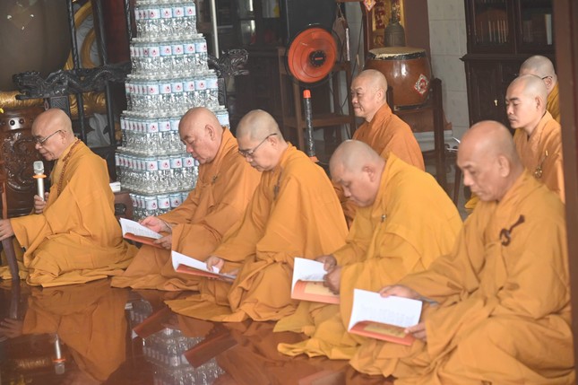 Bố-tát là sinh hoạt đặc thù của Tăng đoàn Bố-tát là sinh hoạt đặc thù của Tăng đoàn