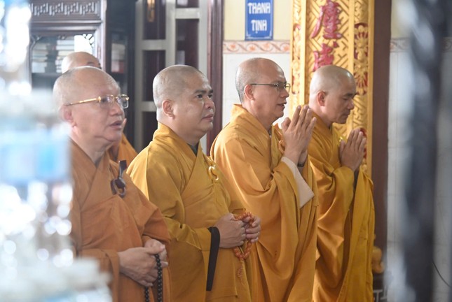 Cùng nhắc nhở nhau về giới pháp của người xuất gia, nhằm nuôi lớn các thiện pháp, giới thân huệ mạng Cùng nhắc nhở nhau về giới pháp của người xuất gia, nhằm nuôi lớn các thiện pháp, giới thân huệ mạng