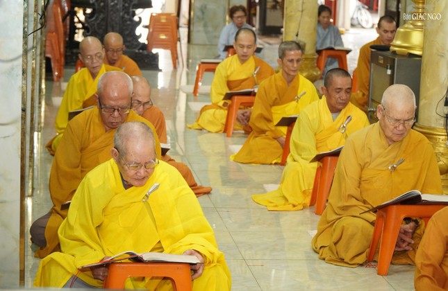 Lời kinh vang vọng theo nhịp mõ tạo nên sự trang nghiêm, thanh tịnh