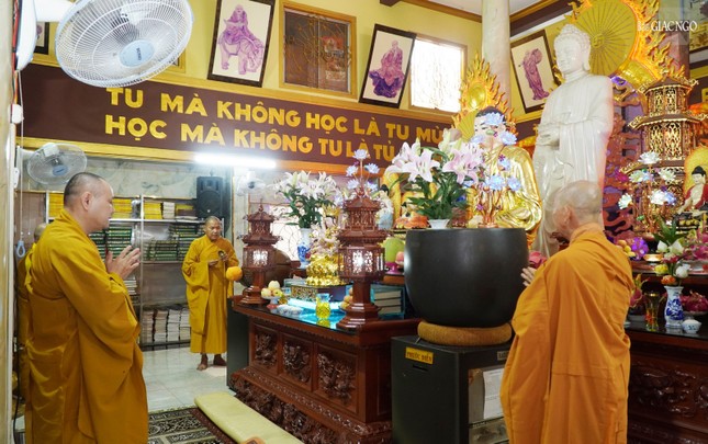 Ở trường hạ thời khóa cúng ngọ được chia theo chúng, mỗi chúng sẽ trực một tuần, để rèn luyện về nghi lễ thiền môn