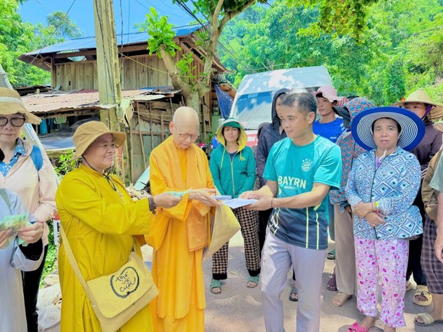 Đoàn đã đến tận nơi vào trao tận tay 256 gia đình bị lũ cuốn trôi hoàn toàn nhà cửa và tài sản