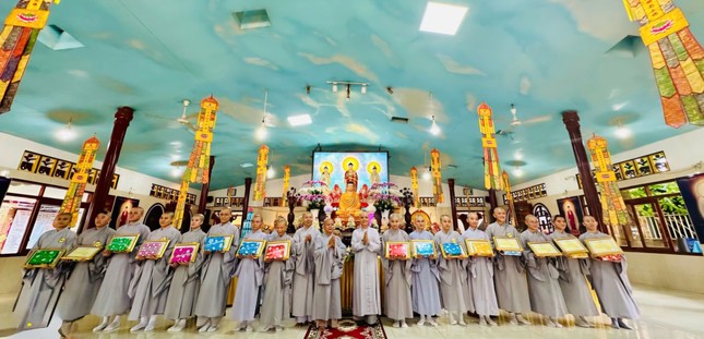 Ban Chức sự tặng quà tuyên dương đến hành giả Ban Chức sự tặng quà tuyên dương đến hành giả