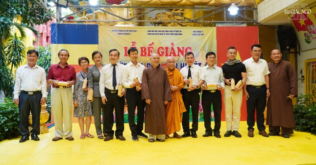 Cơ sở Từ thiện xã hội Phật giáo chùa Kỳ Quang II, và đại diện chính quyền P.Gò Vấp tặng quà tri ân đến thầy cô giáo Lớp học