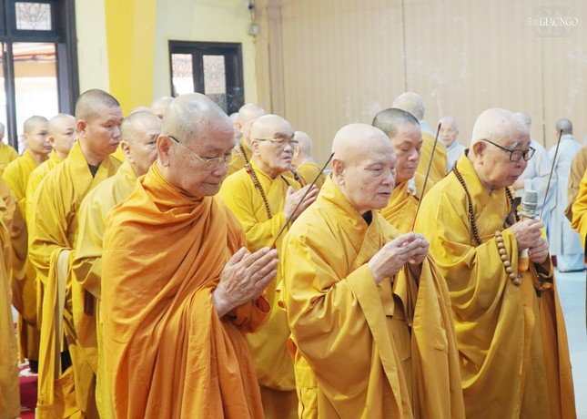 Chư tôn đức tưởng niệm Hòa thượng Thích Tâm Châu