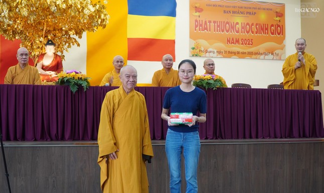 Hòa thượng Thích Nhựt Hỷ trao phần thưởng