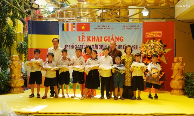 Những phần quà được Hội Khuyến học, cùng mạnh thường quân trao tặng đến các em học sinh trong dịp năm học mới 2025-2026