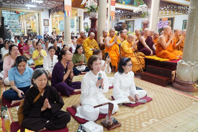 Phật tử thành kính tưởng niệm