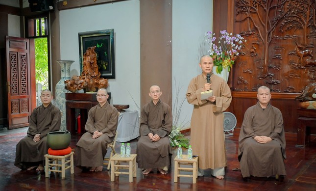 Đại đức Thích Không Tú (đứng) giảng viên hướng dẫn trực tiếp