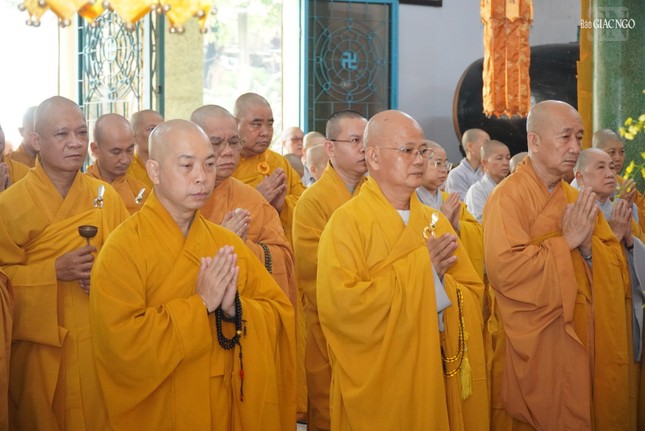 Chư Tăng phát lồ sám hối và thực hiện nghi thức Bố-tát