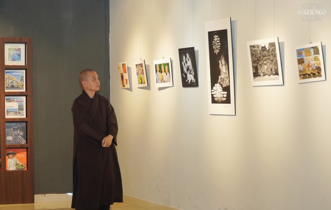 Triển lãm là hành trình nhìn lại một quãng đường dài lao động nghệ thuật nghiêm túc, bền bỉ và đầy đam mê của Trần Thế Phong