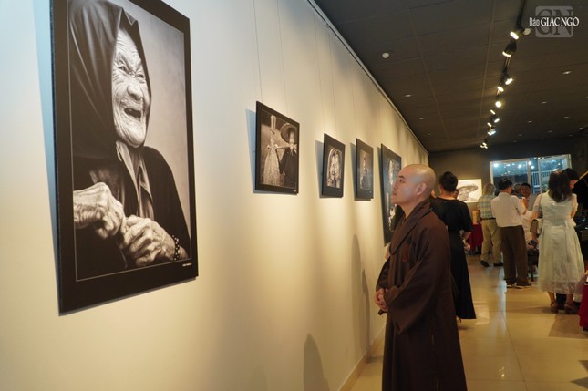 Triển lãm thu hút đông đảo người đến thưởng lãm
