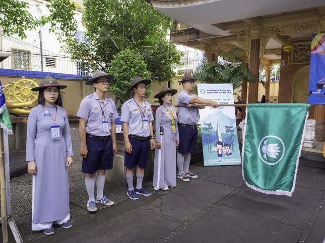 Huynh trưởng các đơn vị Bát Nhã, Giác Ngạn, Huyền Trang (Lam Thiên Ấn), Kỳ Quang, Tâm Minh thực hiện nghi thức chào cờ Huynh trưởng các đơn vị Bát Nhã, Giác Ngạn, Huyền Trang (Lam Thiên Ấn), Kỳ Quang, Tâm Minh thực hiện nghi thức chào cờ