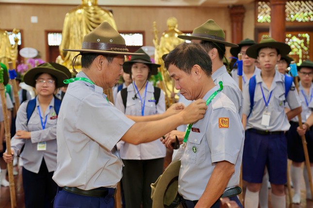 Huynh trưởng cấp Tấn Tâm Dũng - Nguyễn Hữu Tiến, Phó Phân ban Gia đình Phật tử TP.HCM kiêm Ủy viên Nghiêm huấn Khu vực I trao quyết định và còi lệnh đến Huynh trưởng cấp Tín Quảng Từ - Ngô Văn Mẫn, Trại trưởng Liên trại huấn luyện tại chùa Giác Nguyên Huynh trưởng cấp Tấn Tâm Dũng - Nguyễn Hữu Tiến, Phó Phân ban Gia đình Phật tử TP.HCM kiêm Ủy viên Nghiêm huấn Khu vực I trao quyết định và còi lệnh đến Huynh trưởng cấp Tín Quảng Từ - Ngô Văn Mẫn, Trại trưởng Liên trại huấn luyện tại chùa Giác Nguyên