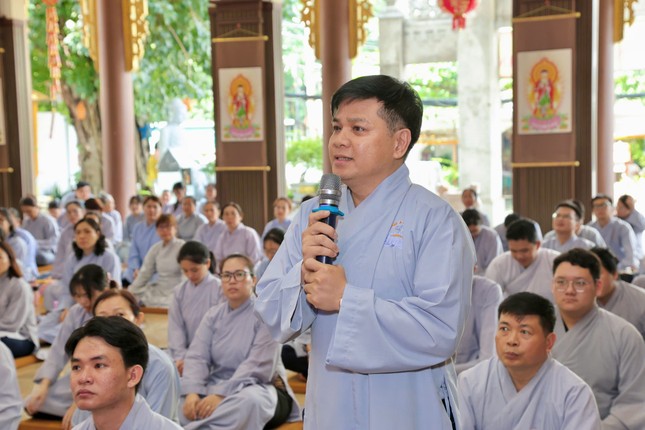 Phật tử chia sẻ những thắc mắc về Bát quan trai giới đến giảng sư