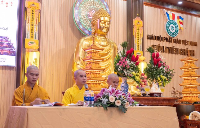 Đại đức Thích Bảo Tuệ truyền giới Bát quan trai