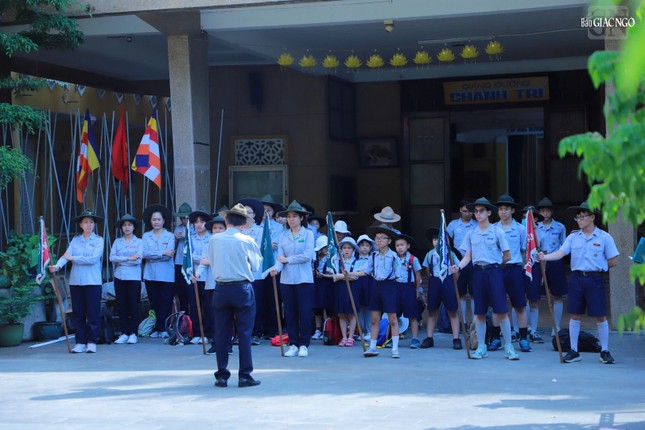 Theo &quot;Việt Nam Phật giáo sử luận&quot; của Nguyễn Lang trong cuộc diễn hành rước xá-lợi được tổ chức vào ngày 13-9-1952, khi phái đoàn Phật giáo Tích Lan trên đường đi dự Đại hội Phật giáo Thế giới kỳ II tại Tokyo, ghé lại Sài Gòn và có thỉnh theo một ngọc xá-lợi để tặng cho quốc gia Nhật Bản. Đây là lần đầu tiên Phật tử Việt Nam được chiêm bái xá-lợi của Phật, cũng là lần đầu tiên quần chúng thấy được lá cờ năm sắc của Phật giáo cùng những đoàn thể thanh thiếu niên Gia đình Phật tử trong sắc phục và cờ hiệu của họ