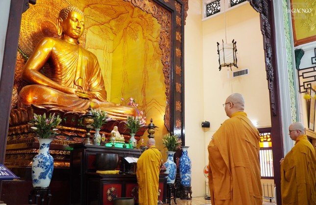 Chùa thờ duy nhất một tượng Phật Thích Ca lớn, trong tư thế ngồi kiết-già trên tòa sen