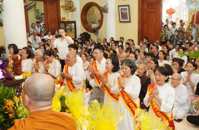 Dâng hương lễ Phật