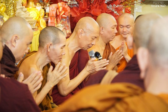 Hòa thượng Tăng Định truyền Tam quy và Ngũ giới