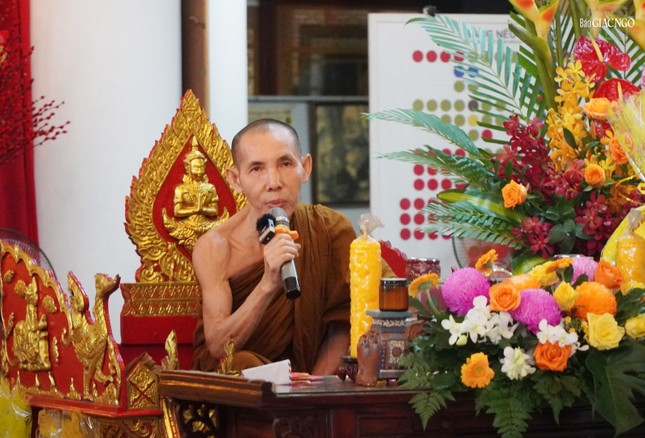 Giảng sư thuyết pháp đến Phật tử