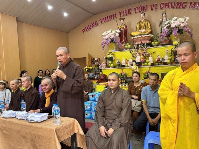 Chư tôn đức thăm hỏi và tặng quà đến bà con